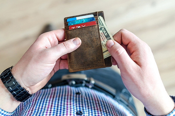 Man pulling money from his wallet.